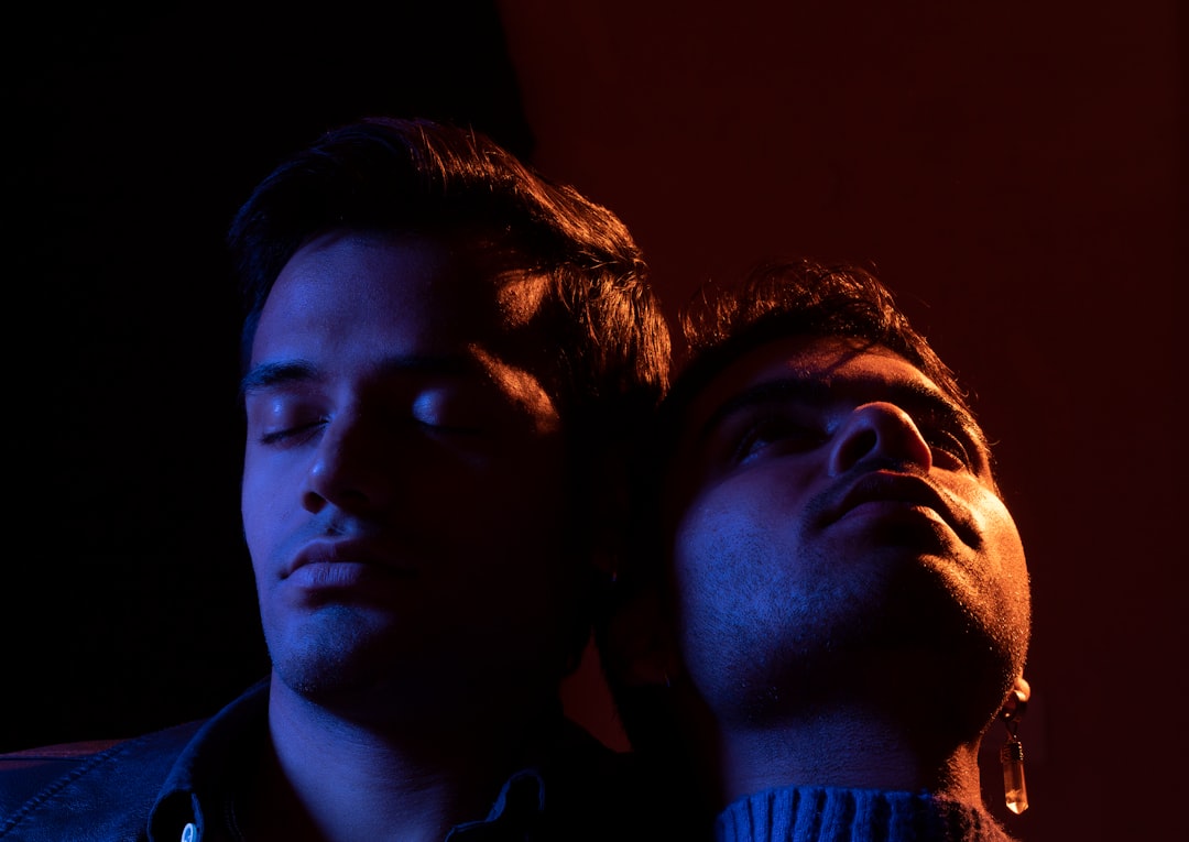 découvrez la mode inclusive : des vêtements design adaptés à toutes les tailles, âges et identités pour célébrer la diversité et l'égalité dans le style.