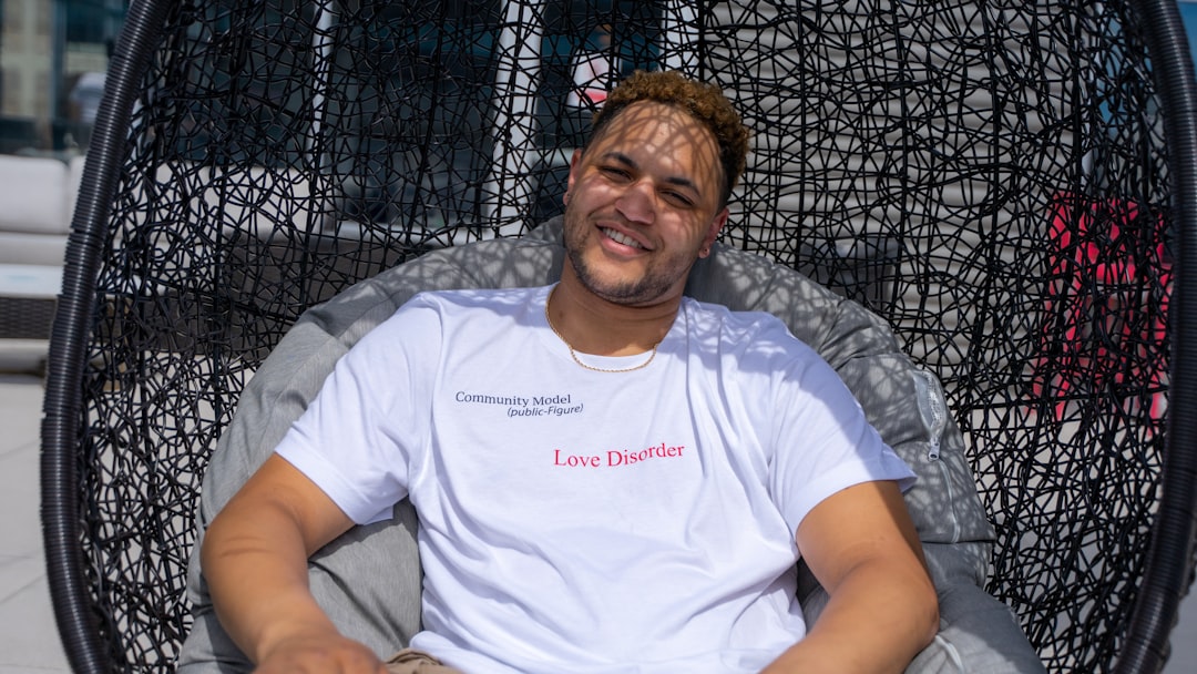 découvrez la mode inclusive, conçue pour valoriser la diversité des corps, des styles et des identités, offrant des vêtements accessibles à tous.