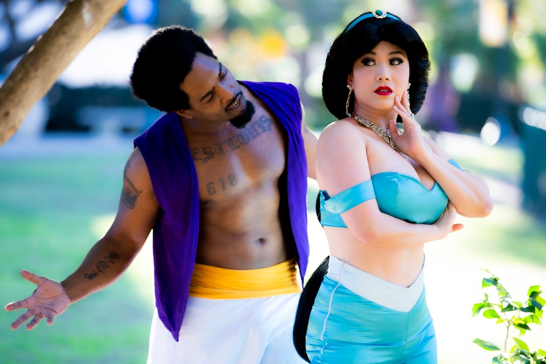 découvrez comment la comédie musicale aladdin réinvente une histoire classique en mettant en avant l'amour moderne et l'inclusivité, célébrant la diversité et les valeurs contemporaines.
