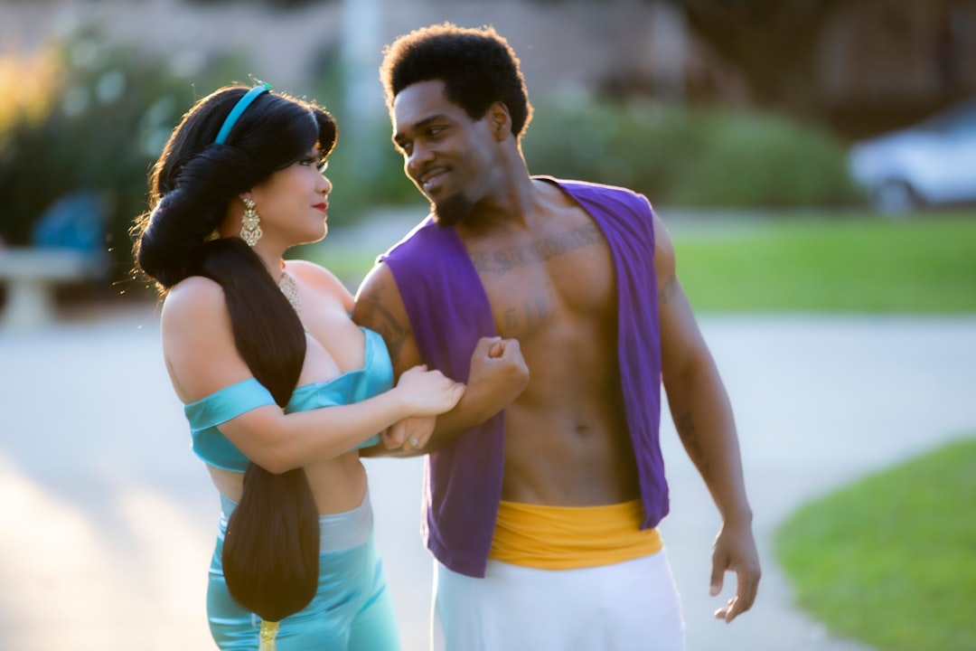 découvrez comment aladdin moderne célèbre l'amour inclusif, mettant en avant la diversité et l'acceptation dans un conte intemporel.