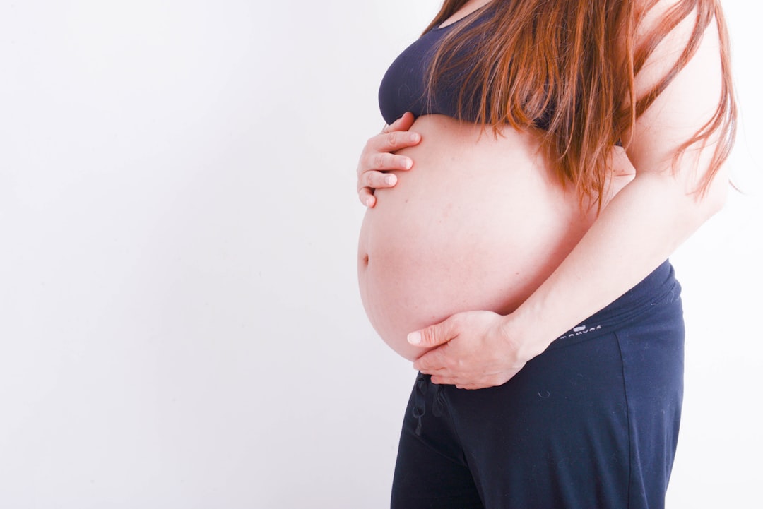 conseils et soutien pour les femmes enceintes grande taille, avec des informations sur la santé, la mode et le bien-être pendant la grossesse.