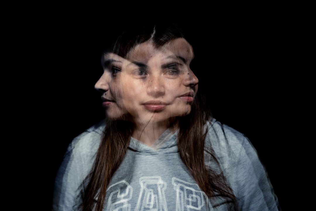 découvrez des portraits ultra-réalistes qui capturent chaque détail avec une précision impressionnante, donnant vie à chaque expression.